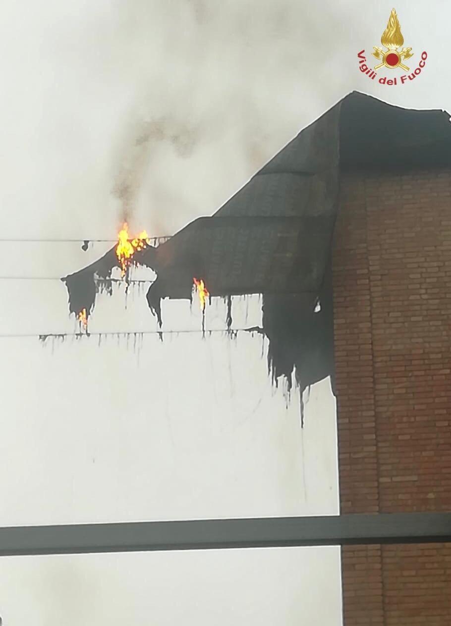 Cabina Enel, in fiamme la copertura 