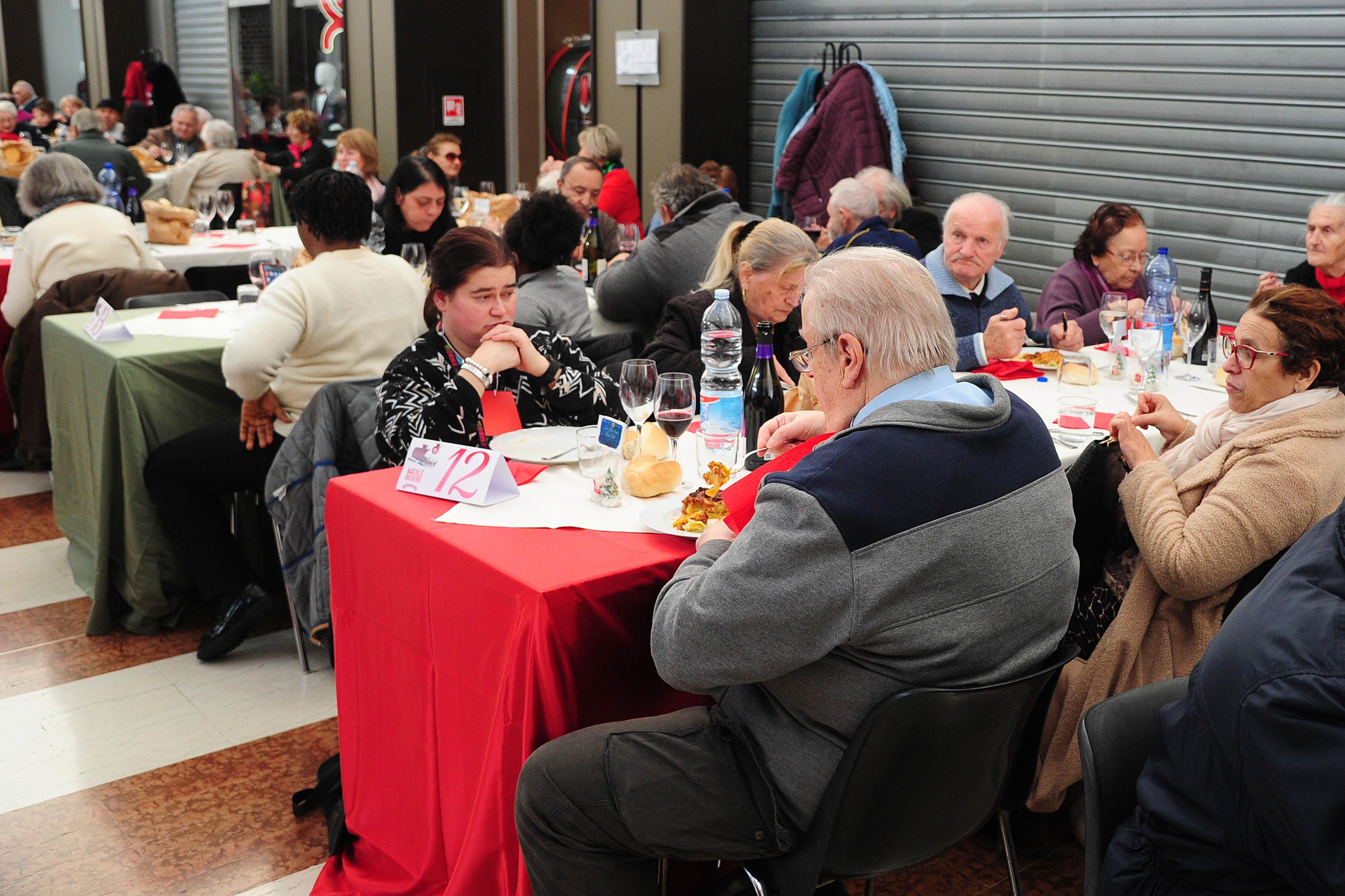 Pranzo di Natale, una tavola apparecchiata per 230 ospiti