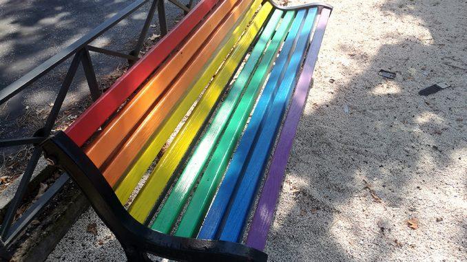 Una panchina arcobaleno installata a Roma