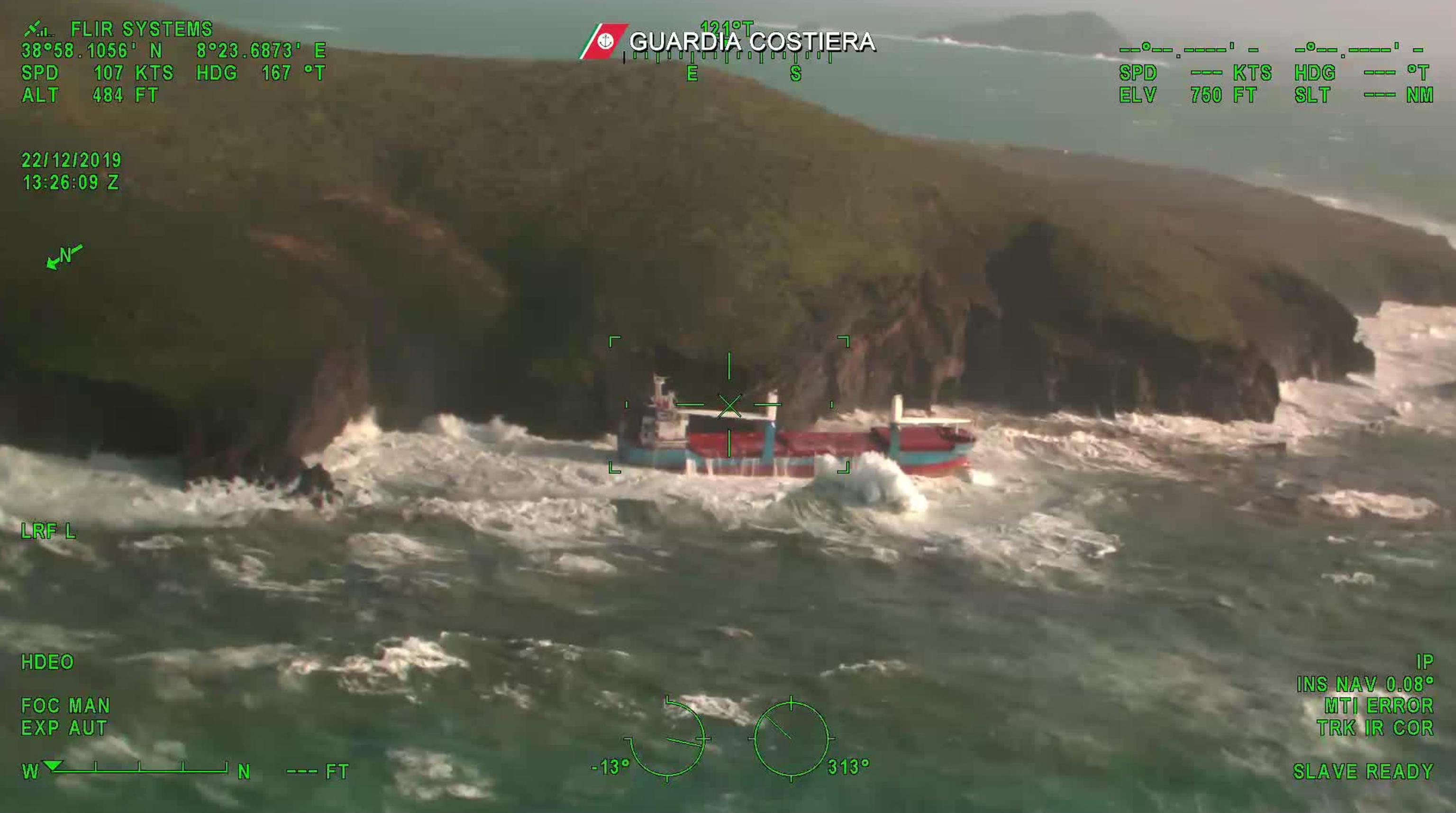 Al via le operazioni per  preparare il disincaglio del cargo Cdry Blue 