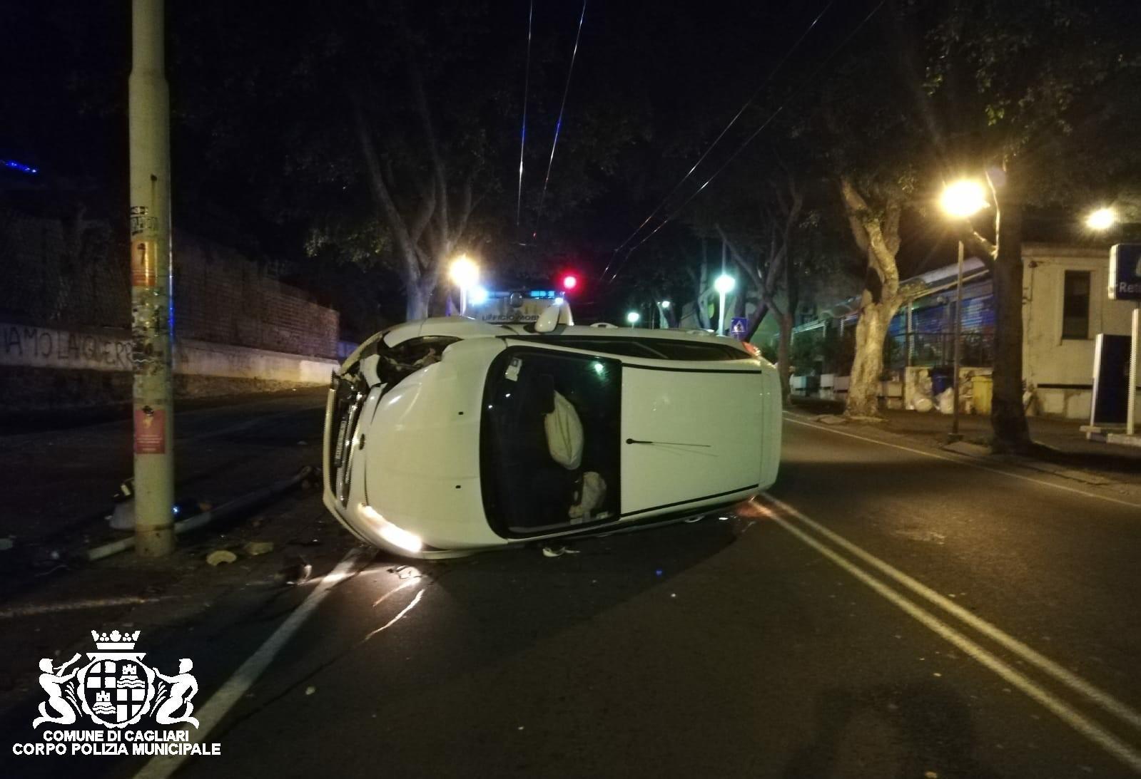 Cagliari, perde il controllo dell'auto e finisce su un palo