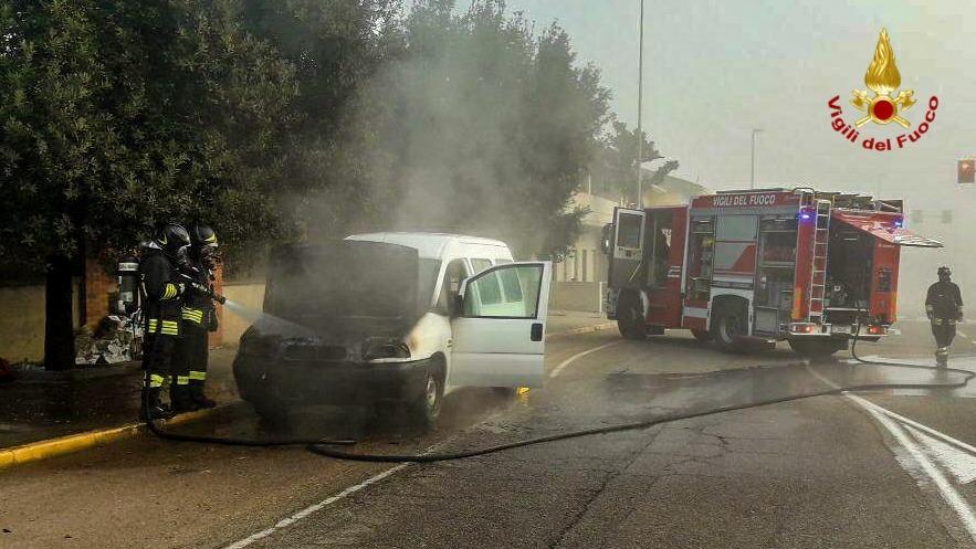 Furgone a fuoco lungo la strada a Silì