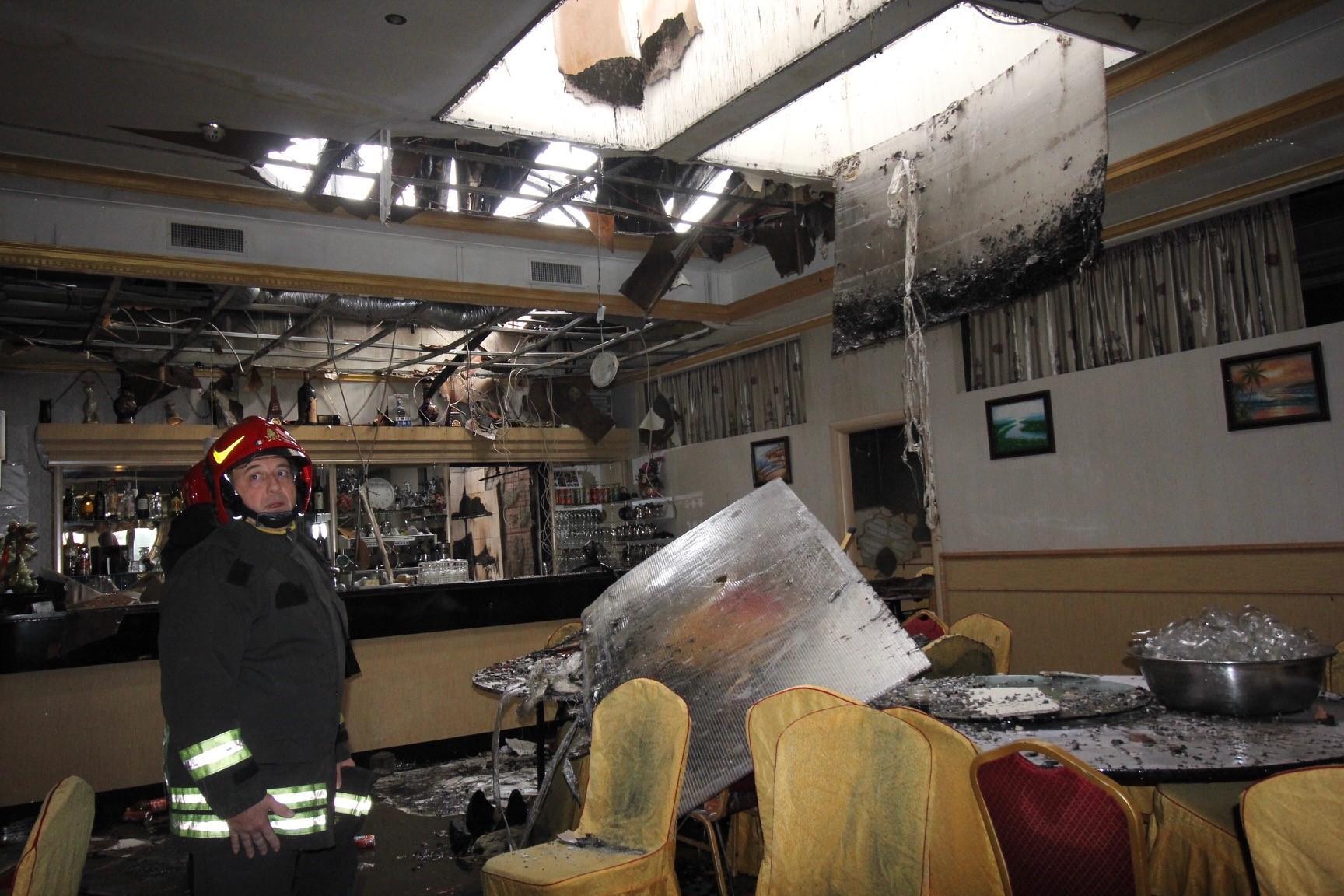 L'interno del ristorante Shangri-La dopo l'incendio (foto Batavia)