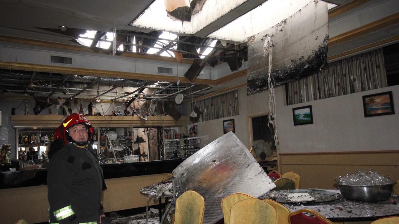 L'interno del ristorante Shangri-La dopo l'incendio (foto Batavia)