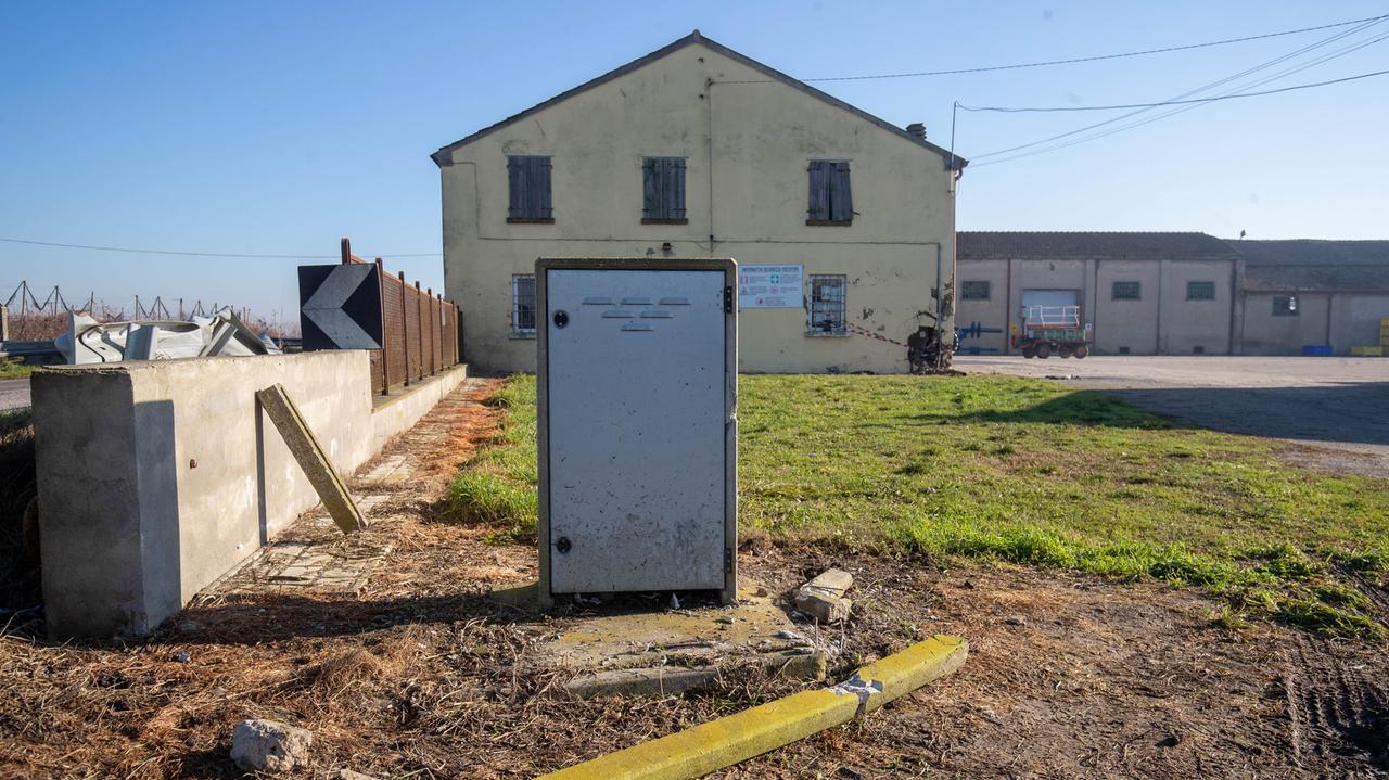 Auto esce di strada e si schianta contro un edificio