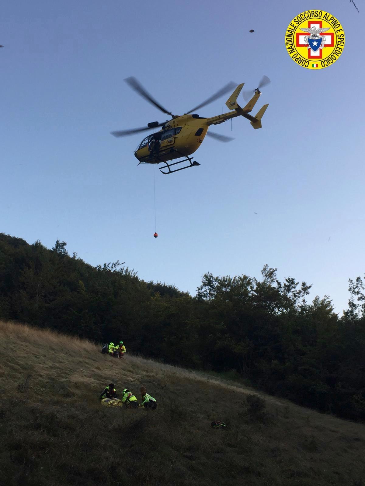 Il recupero della 65enne che si è distorta un ginocchio cadendo lungo un sentieri del monte Casarola