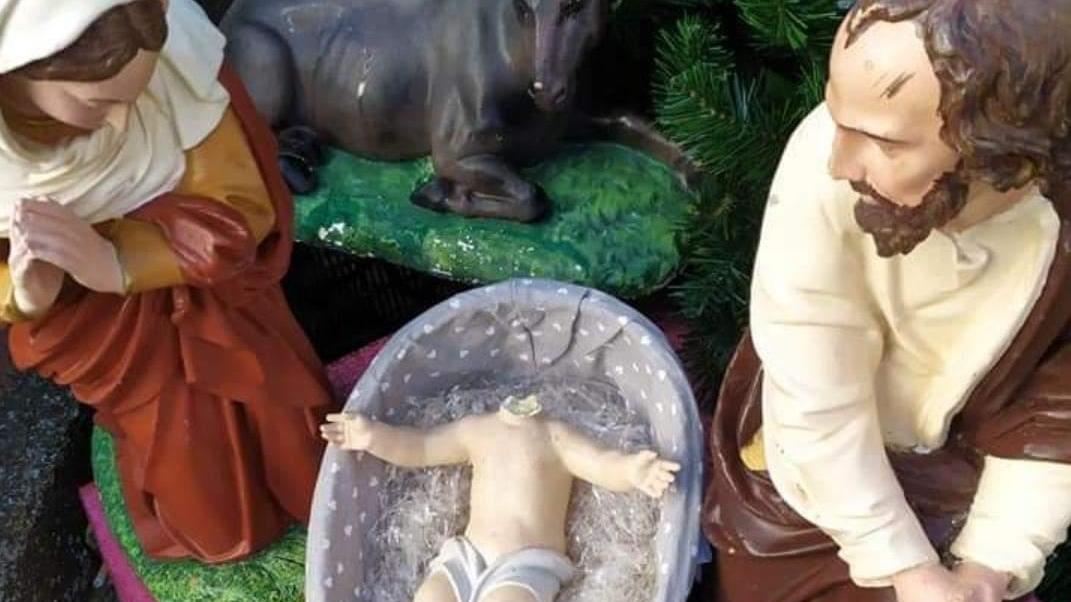 Arbus, teppisti decapitano la statua del Bambin Gesù in piazza