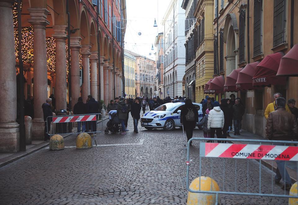 Modena, via Emilia chiusa? Non per i corrieri e i furbetti della sosta 