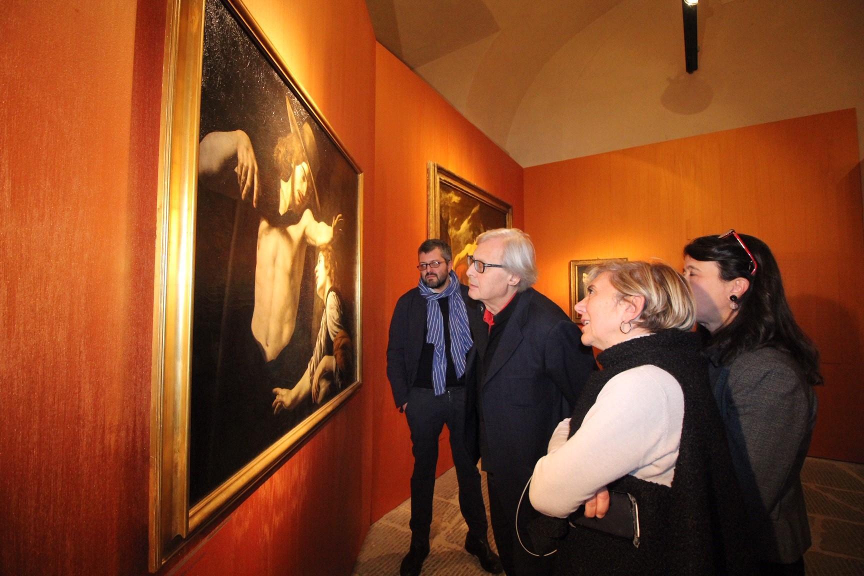 Vittorio Sgarbi durante la visita al Museo di Palazzo Pretorio (foto Batavia)