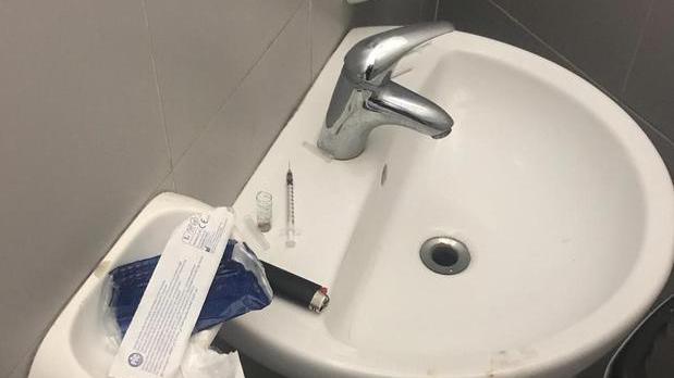 La siringa e l'accendino trovati in un bagno dell'ex Sant'Anna