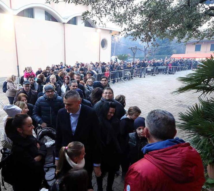 Folla al presepe vivente alla chiesa del Cinquale Oltre 100 figuranti e la piccola Anna è Gesù - FOTO
