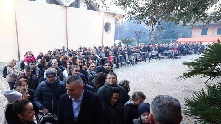 Folla al presepe vivente alla chiesa del Cinquale Oltre 100 figuranti e la piccola Anna è Gesù - FOTO