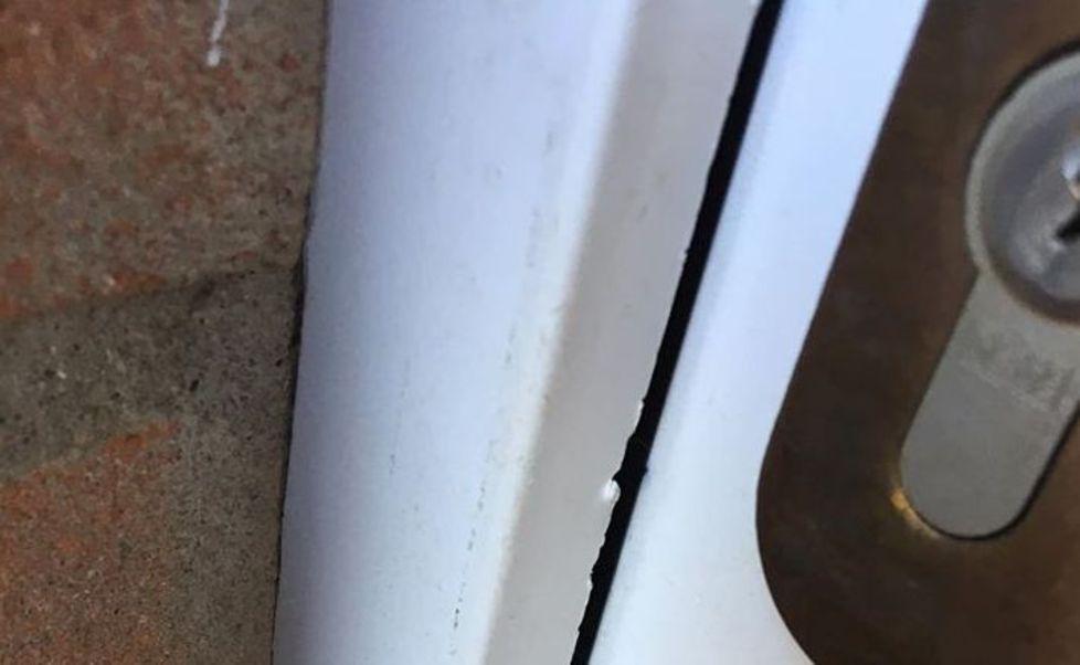 Si sveglia la mattina e trova segni di scasso su portone e finestra 