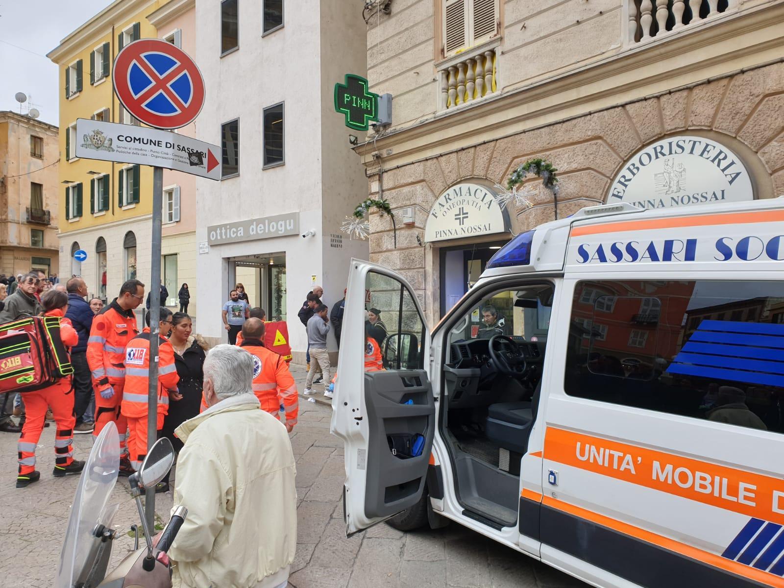 L'ambulanza in piazza Azuni, a pochi metri da vico Marini dove è avvenuta la tragedia