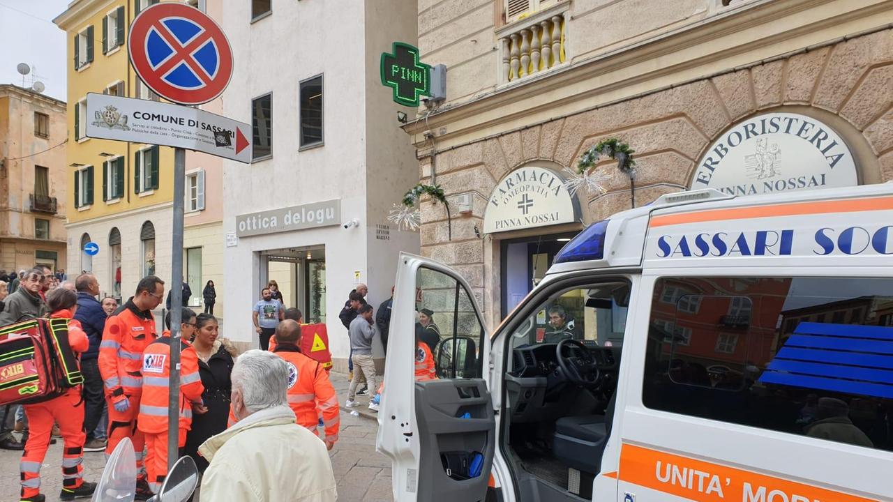 L'ambulanza in piazza Azuni, a pochi metri da vico Marini dove è avvenuta la tragedia
