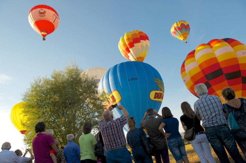 Mongolfiere show I “giganti dell’aria” danno spettacolo tra butteri e musica