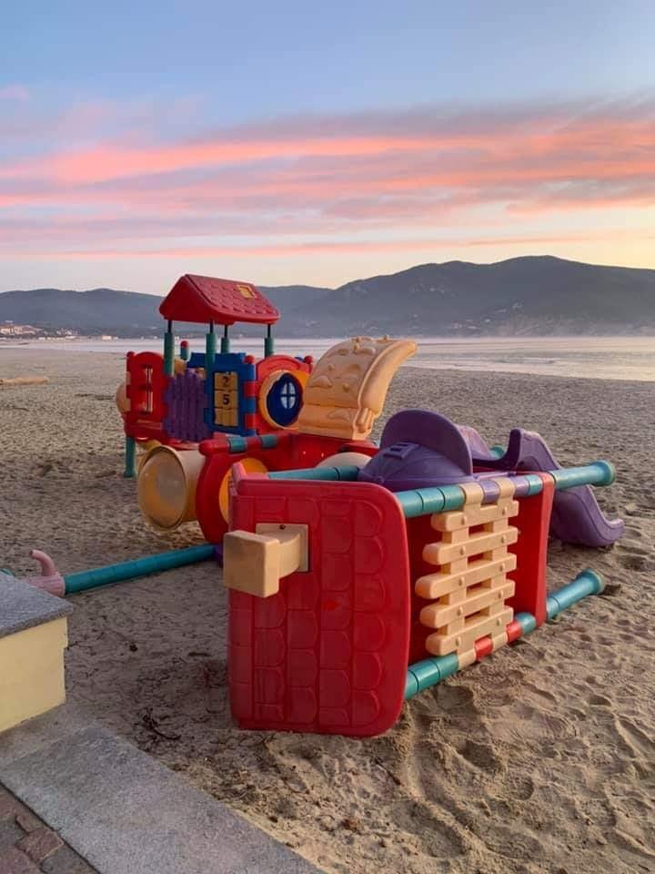 Danneggiati nella notte i giochi per bambini sulla spiaggia
