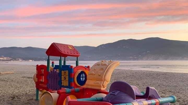 Danneggiati nella notte i giochi per bambini sulla spiaggia