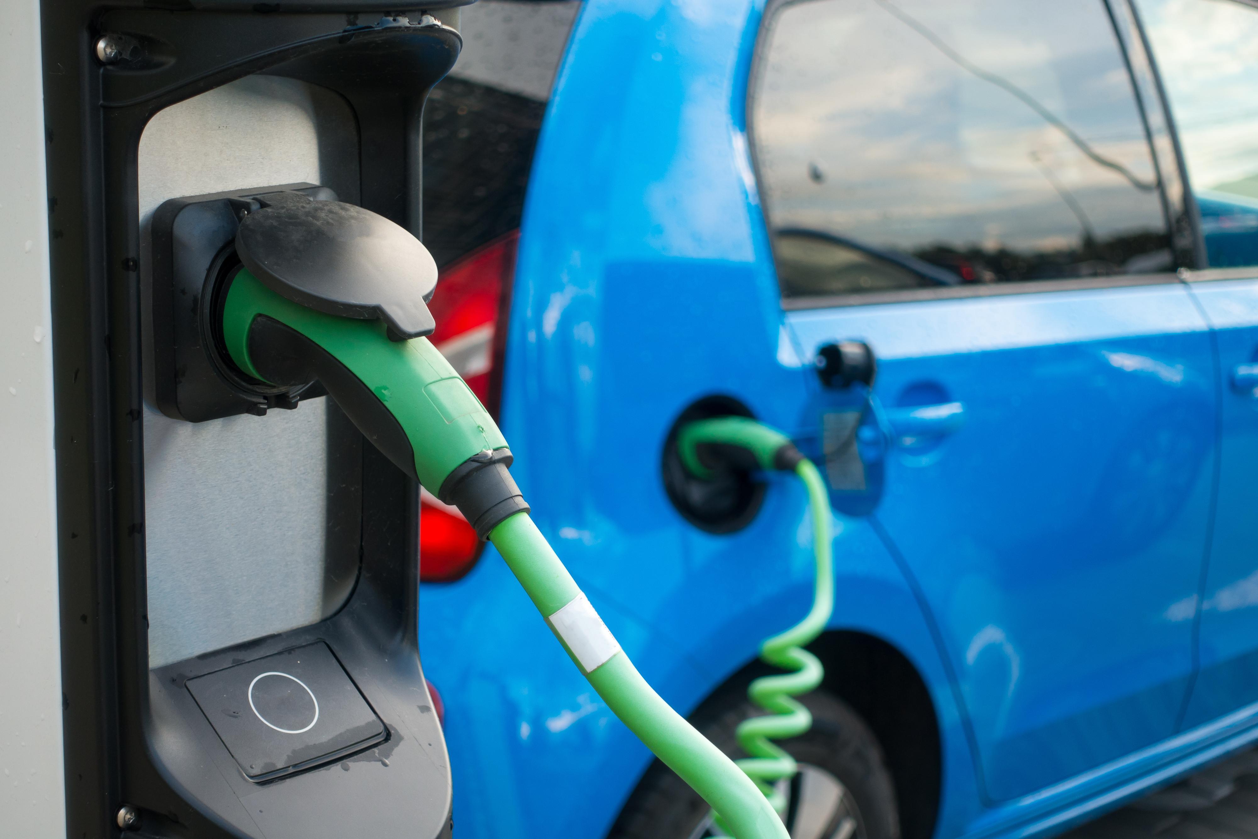 Il rifornimento di un'auto elettrica, immagine di repertorio