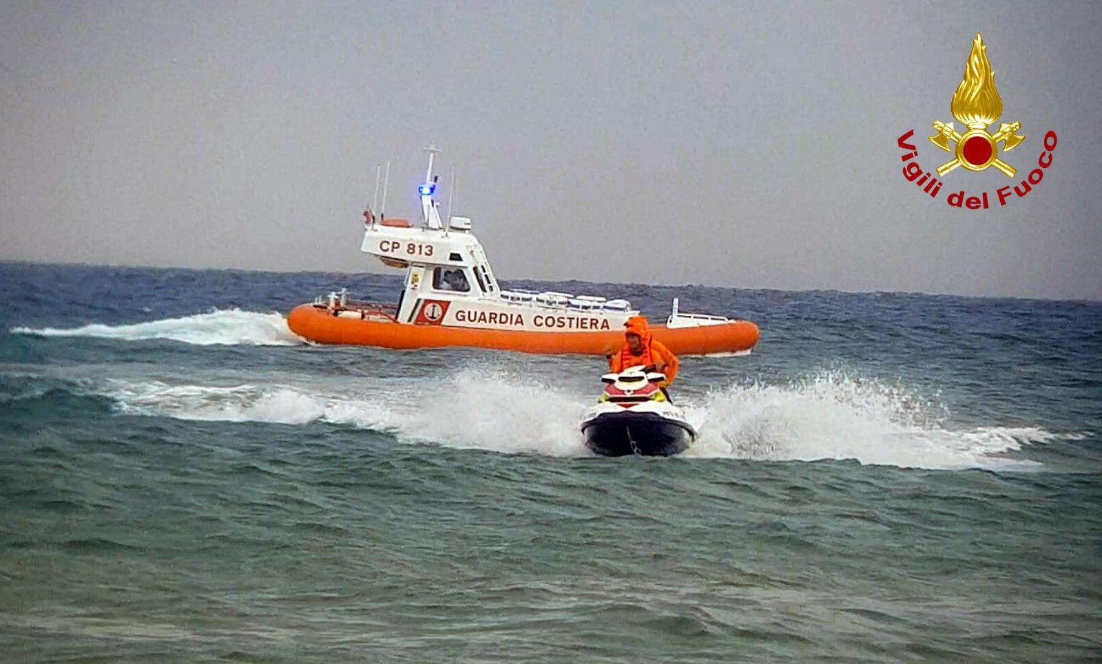 Barca rischia di affondare al largo del rigassificatore, salvati i tre naufraghi 