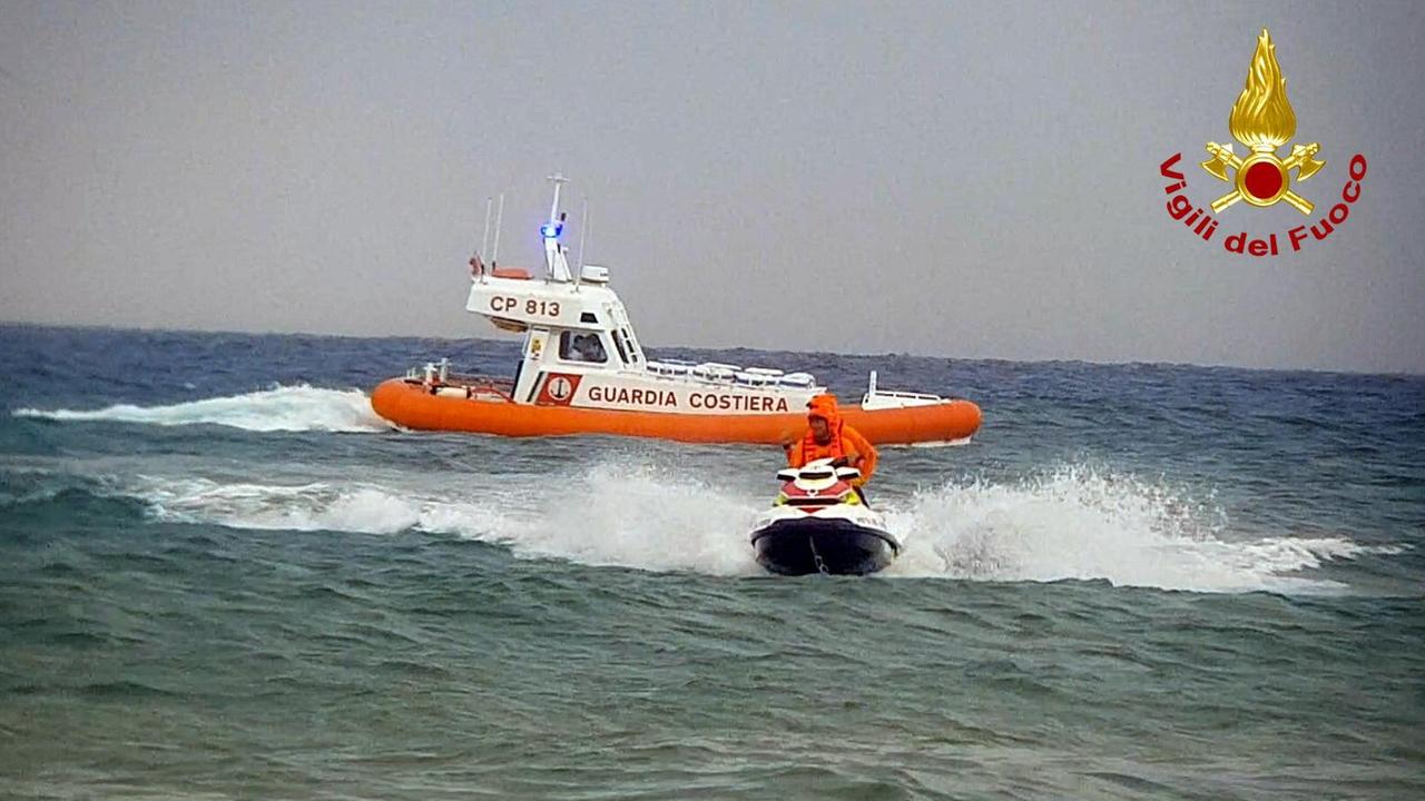 Barca rischia di affondare al largo del rigassificatore, salvati i tre naufraghi