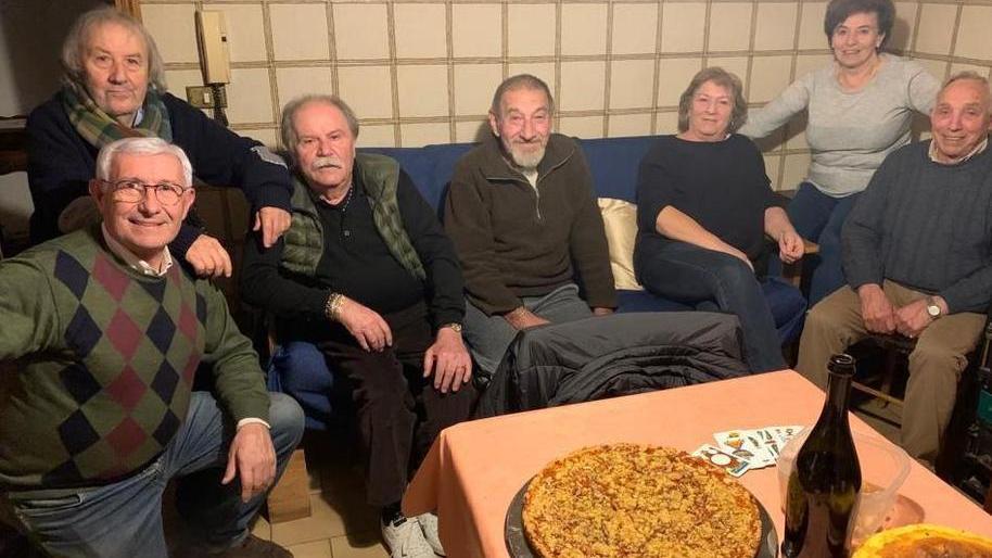 Gli amici di Bigio Braglia nella sua casa di Felina durante una delle serate del giovedì