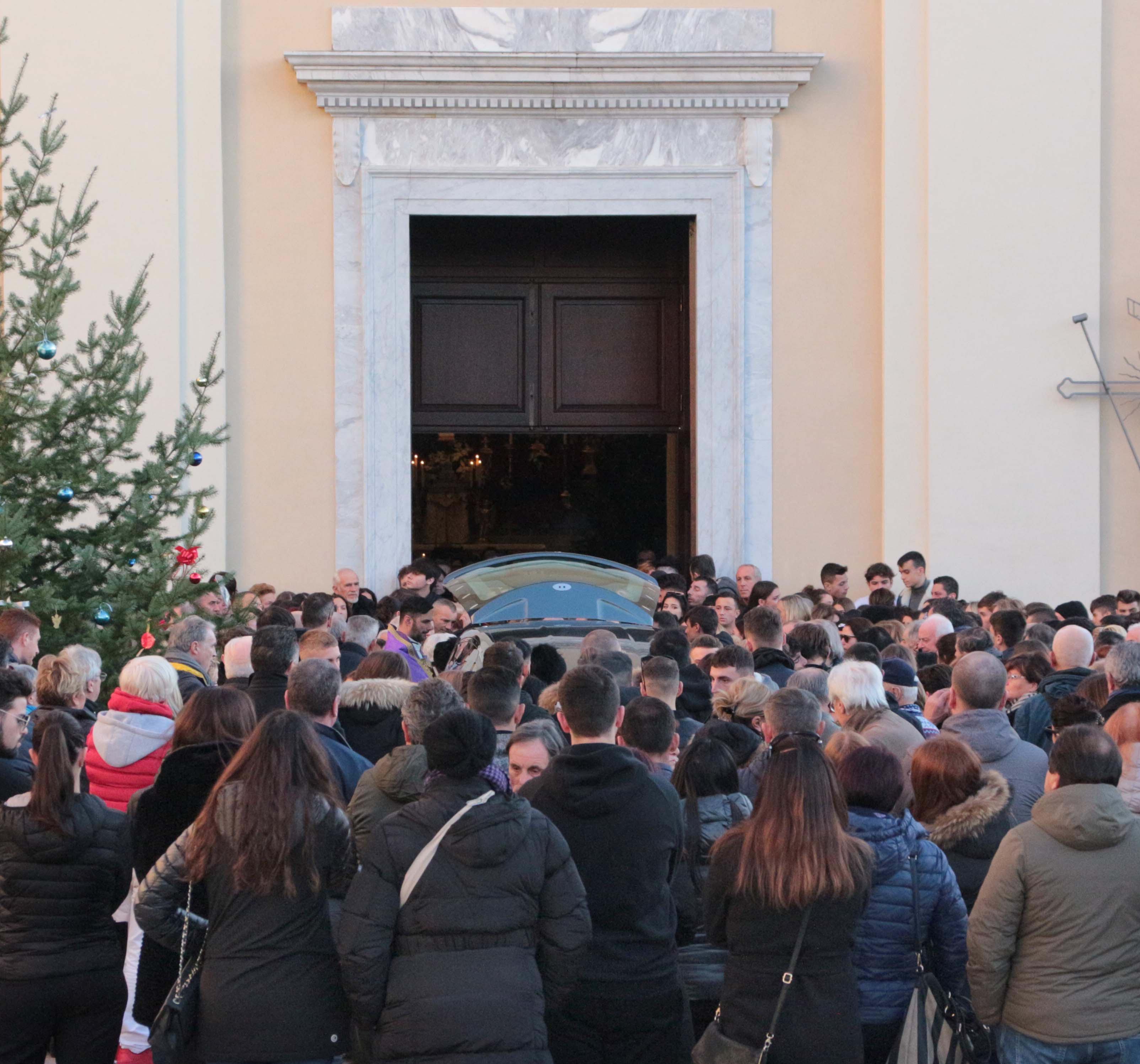 Folla in chiesa per l'addio al campioncino di nuoto morto in un incidente stradale 
