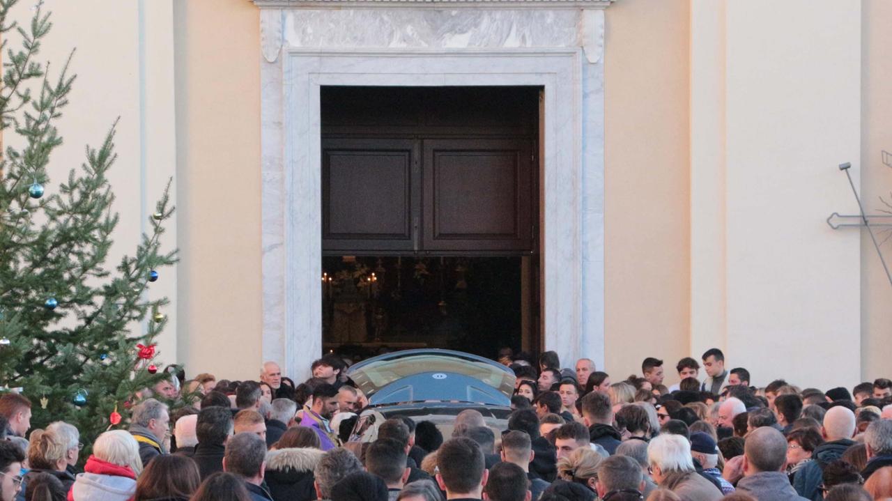 Folla in chiesa per l'addio al campioncino di nuoto morto in un incidente stradale