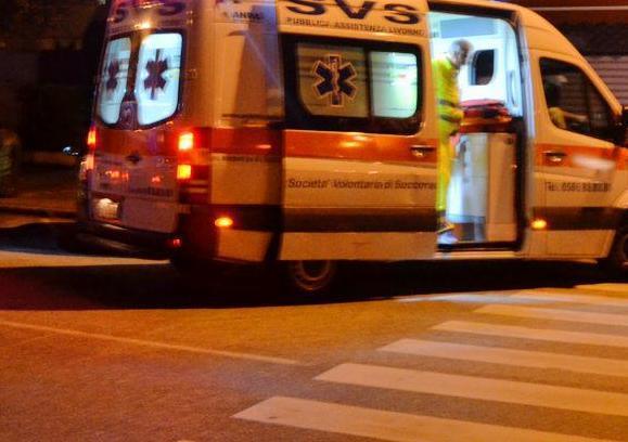 Cade in scooter per colpa di una chiazza d'olio: è grave 
