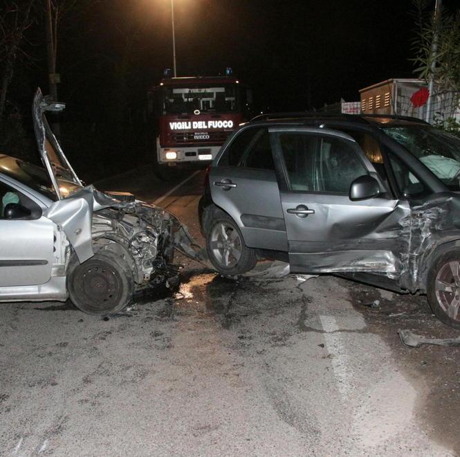 Scontro tra due auto in via dei Lecci: tre i feriti