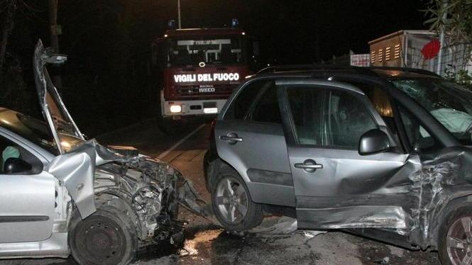 Scontro tra due auto in via dei Lecci: tre i feriti