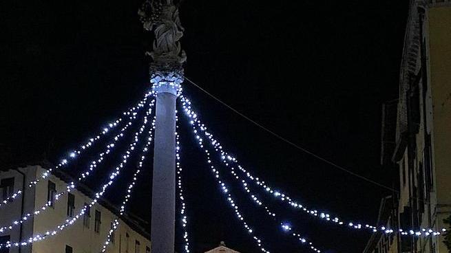 Intorno tante luci ma la Madonna resta al buio