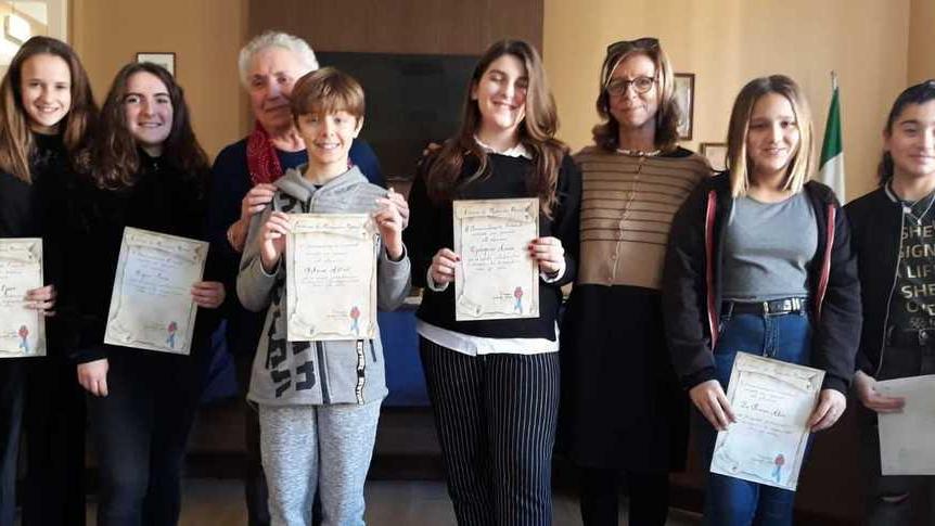 Il Comune ha premiato gli alunni più bravi con le borse di studio