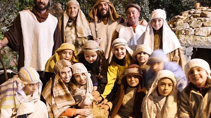 In tanti tra le vie di Marciana per il presepe vivente
