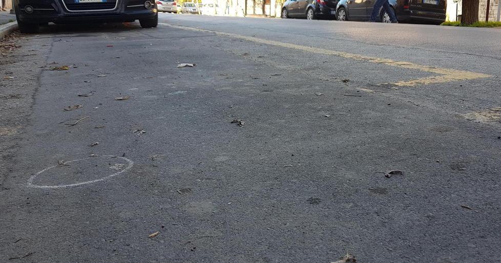 Rilievi sull’asfalto della via