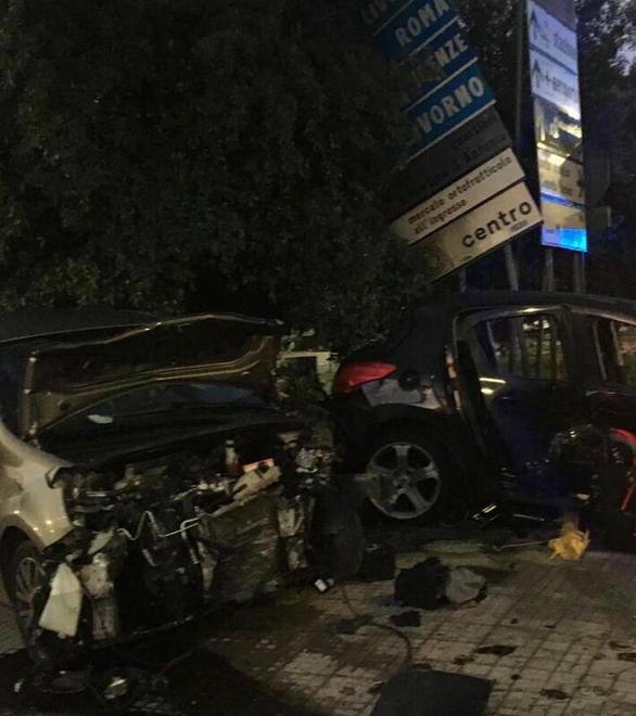 Schianto all’incrocio: auto distrutte due feriti