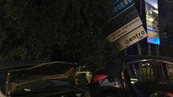Schianto all’incrocio: auto distrutte due feriti