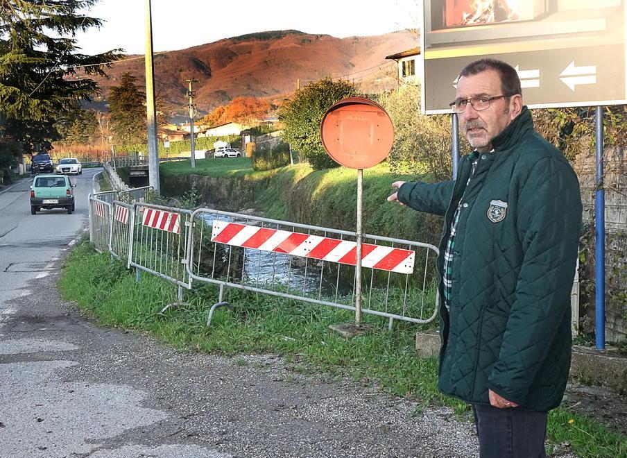 Buche, transenne al posto dei guardrail e carenza di lampioni: Sos da Valdibrana 
