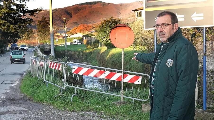 Buche, transenne al posto dei guardrail e carenza di lampioni: Sos da Valdibrana