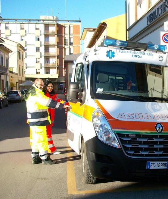 Schianto contro albero Ferita donna di 44 anni 
