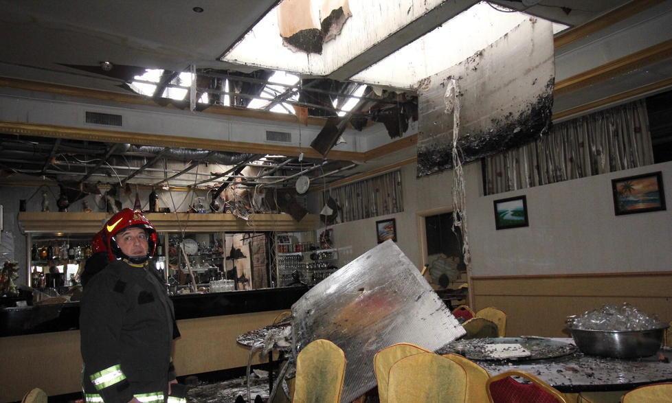 Incendio distrugge ristorante Il fuoco fa crollare il tetto 