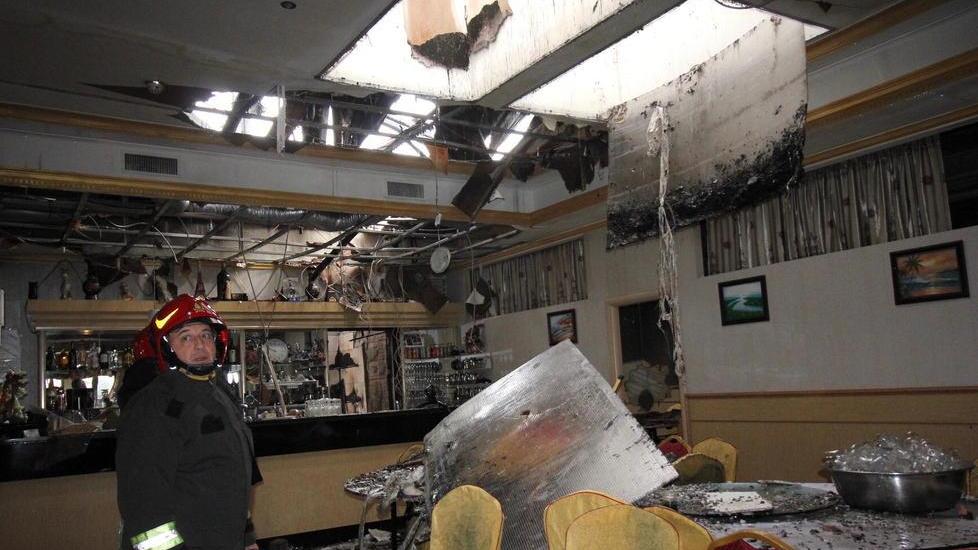 Incendio distrugge ristorante Il fuoco fa crollare il tetto