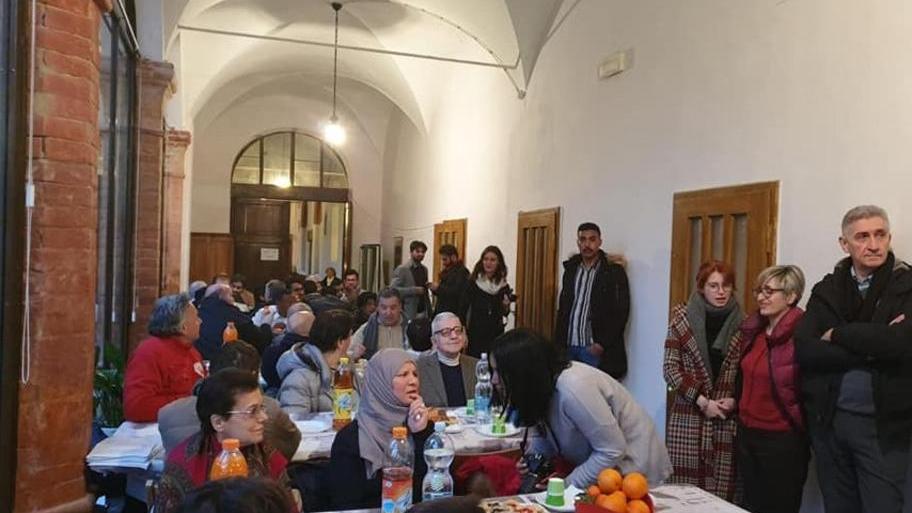Tombola, canti e sorrisi alla festa di Natale dedicata a chi è solo