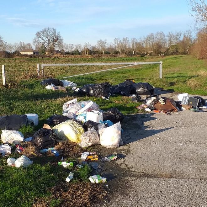 Rifiuti abbandonati Una discarica a cielo aperto