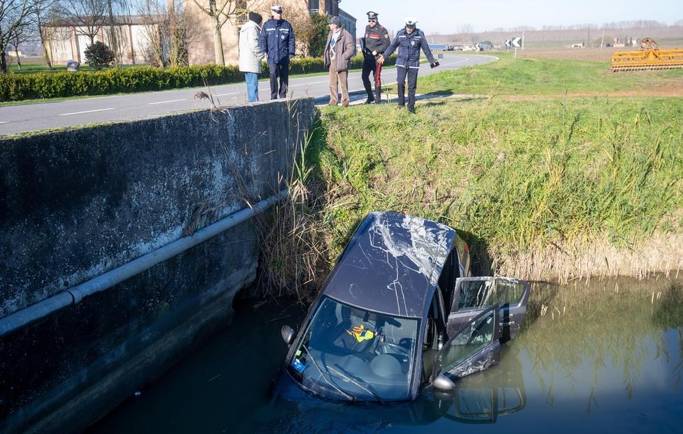 Uomo di 94 anni finisce con l’auto nel canale Salvato da due volontari