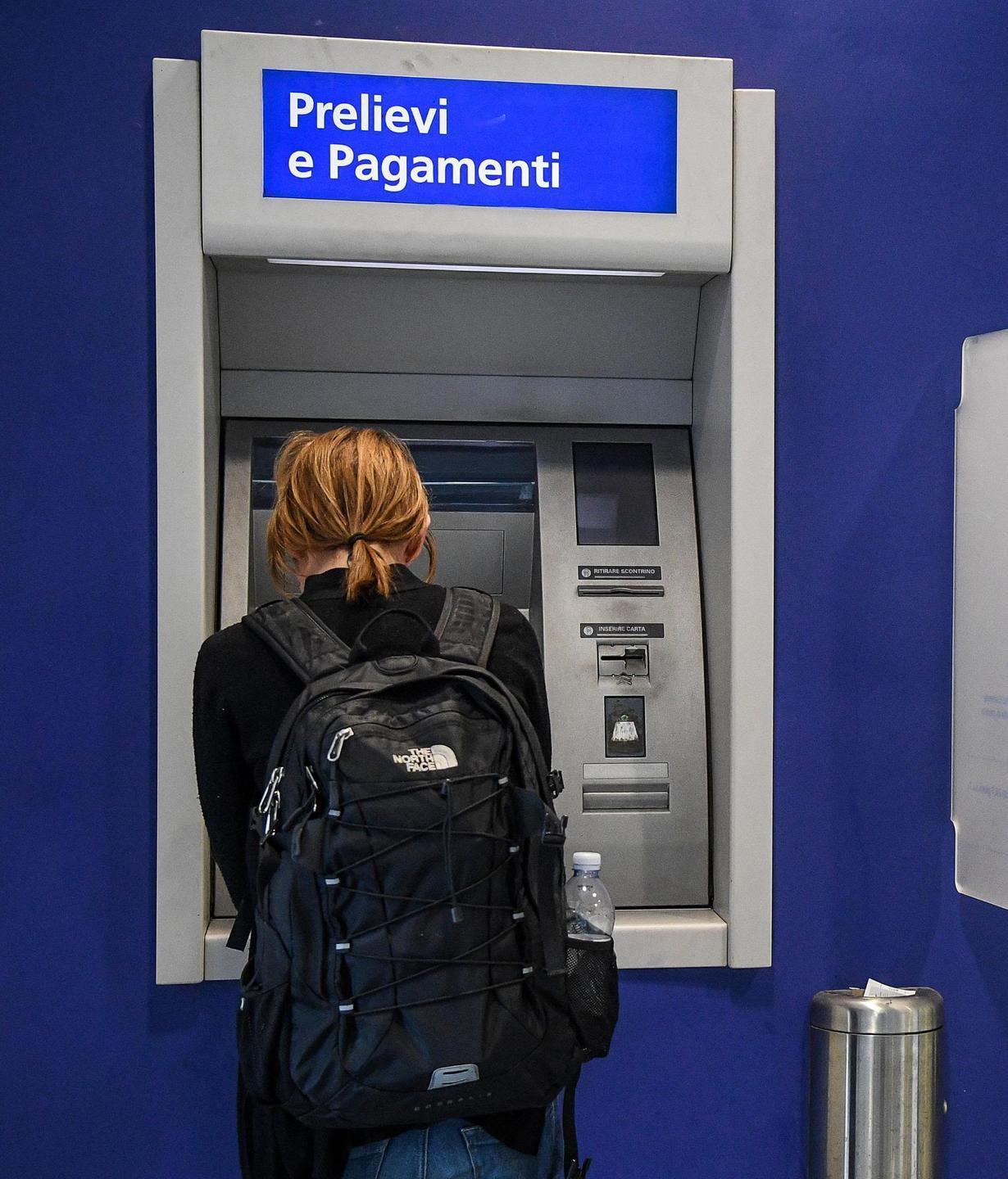 Truffa del bancomat, raggiro da 6mila euro 