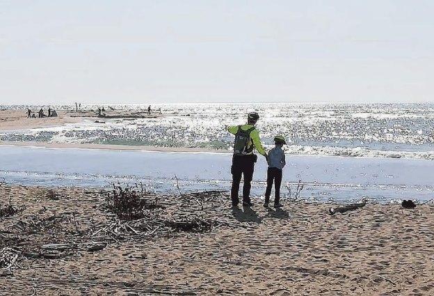 Un'immagine di padre e figlio insieme al mare