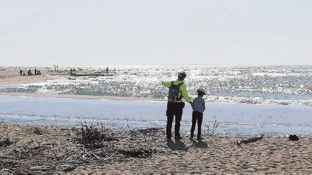 Un'immagine di padre e figlio insieme al mare