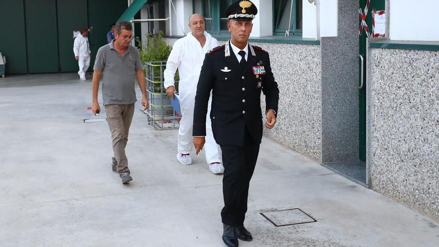 In primo piano il maggiore Giorgio Feola, comandante della compagnia carabinieri di Copparo