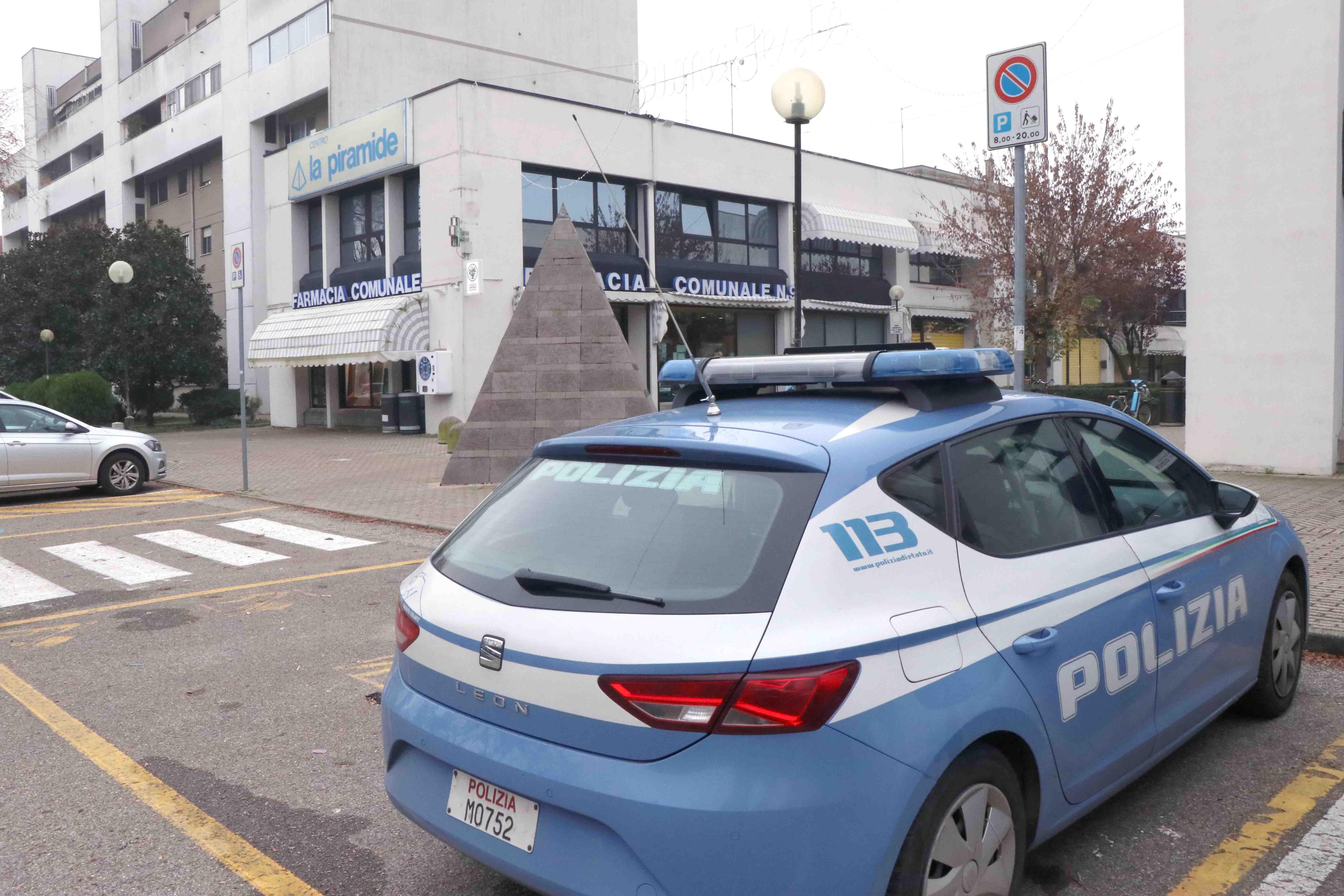 Anche la polizia sulle tracce del fuggitivo